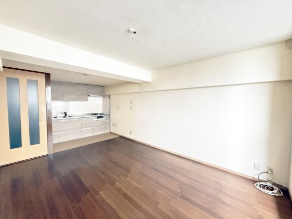 みんなが集い、食事と楽しい会話が始まる。話に夢中になりすぎて、ついつい時を忘れてしまう。そんな束の間の幸せを感じさせてくれる場所