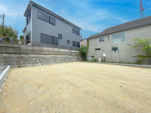 青空広がる解放感ある立地です。