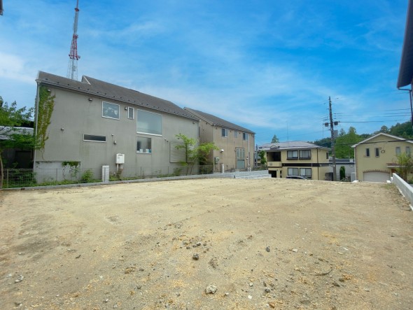 更地での引渡しになります。陽当たり、風通しともに良い環境です。