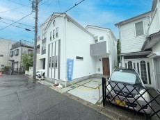 爽やかな青空の下に贅沢なほどに降り注ぐ陽光、豊かな居住性と、クオリティが見事に調和した住空間は、住まうことの喜びを感じさせてくれ