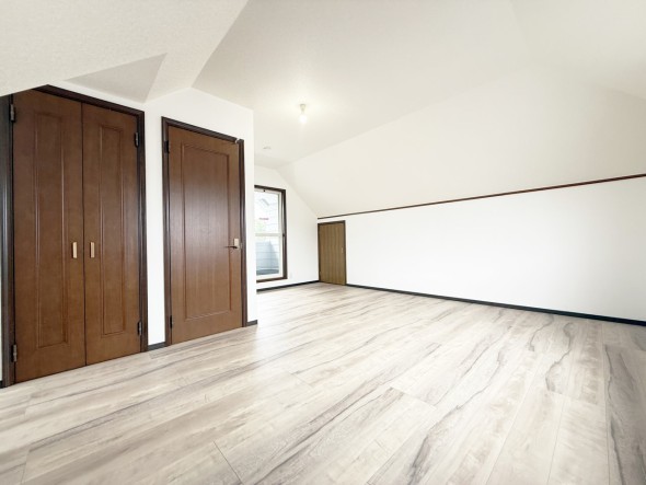 一日の疲れをいやしてくれる主寝室。時を忘れて過ごす場所として過ごせるお部屋です。