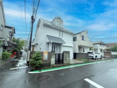 爽やかな青空の下に贅沢なほどに降り注ぐ陽光、豊かな居住性と、クオリティが見事に調和した住空間は、住まうことの喜びを感じさせてくれ
