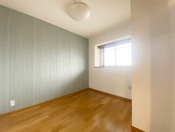 フローリングの部屋は清潔感があり、日々のお掃除も楽で助かりますね！