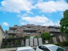 爽やかな青空の下に贅沢なほどに降り注ぐ陽光、豊かな居住性と、クオリティが見事に調和した住空間は、住まうことの喜びを感じさせてくれ