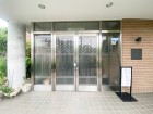 お客様をお迎えする玄関は落ち着いた雰囲気。帰り着くたびに洗練されたテイストの空間に迎えられ誇りと喜びを感じる玄関まわりです。
