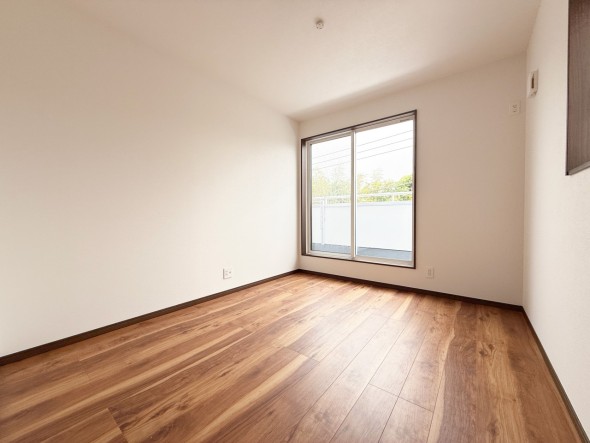 フローリングの部屋は清潔感があり、日々のお掃除も楽で助かりますね！
