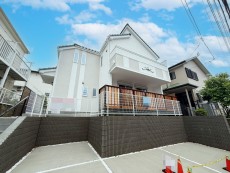 爽やかな青空の下に贅沢なほどに降り注ぐ陽光、豊かな居住性と、クオリティが見事に調和した住空間は、住まうことの喜びを感じさせてくれ