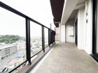 気持ちのいい空が見渡せる広いバルコニー。