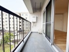 日差しの差し込むバルコニー