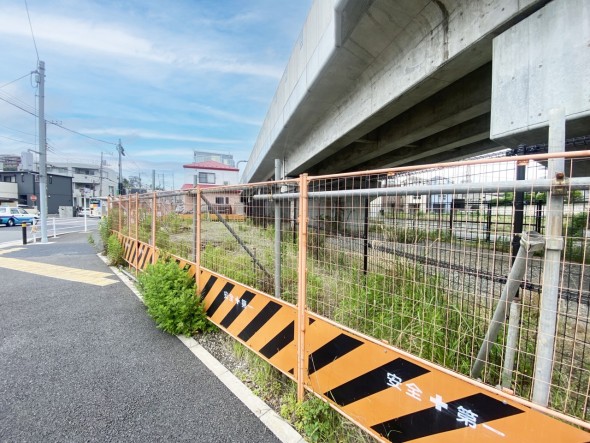 前面道路が広くお車の出し入れもスムーズ
