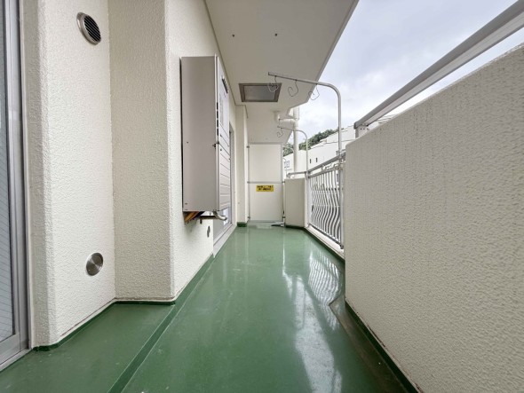 日差しの差し込むバルコニー
