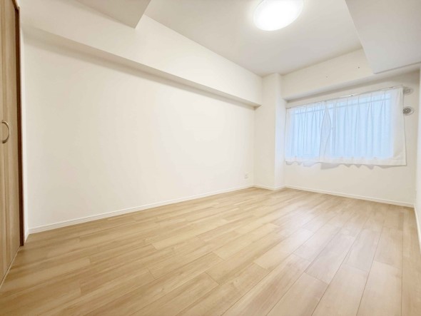 一日の疲れをいやしてくれる主寝室。時を忘れて過ごす場所として過ごせるお部屋です。