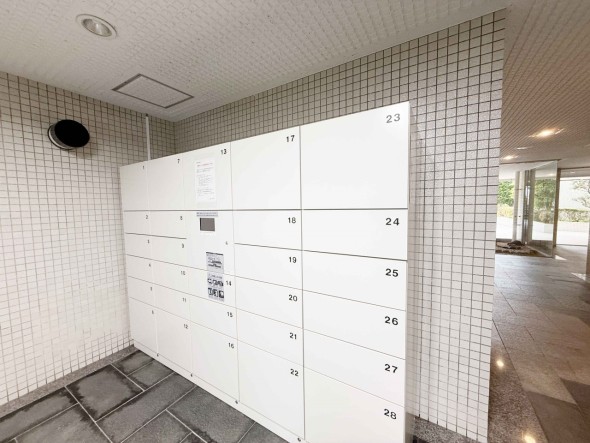 宅配ボックスがあるためご不在時であってもお帰りの際に大きな荷物をお受け取りいただけます。