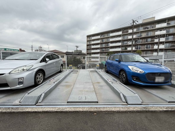 敷地内駐車場がございます。空き状況等に関しましてはお気軽にお問い合わせください。