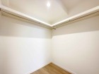 たっぷり入るウォークインクローゼットは奥行きがあるのでたくさん収納できます。