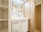真っ白な洗面台で、気持ちの良い朝を迎えられそうです。