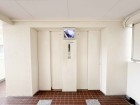 エレベーター付きのマンションです。
