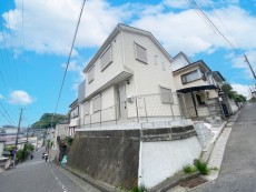 爽やかな青空の下に贅沢なほどに降り注ぐ陽光、豊かな居住性と、クオリティが見事に調和した住空間は、住まうことの喜びを感じさせてくれ
