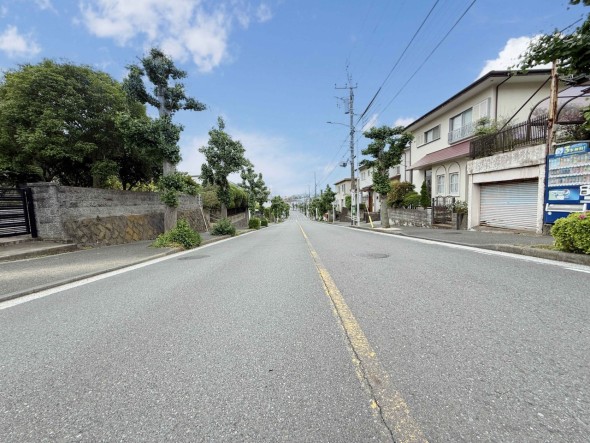 前面道路が広くお車の出し入れもスムーズ