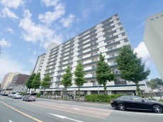 爽やかな青空の下に贅沢なほどに降り注ぐ陽光、豊かな居住性と、クオリティが見事に調和した住空間は、住まうことの喜びを感じさせてくれ