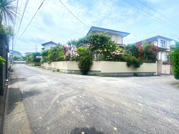 整備された前面道路です。
