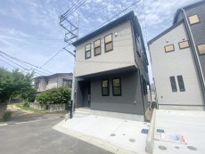 爽やかな青空の下に贅沢なほどに降り注ぐ陽光、豊かな居住性と、クオリティが見事に調和した住空間は、住まうことの喜びを感じさせてくれ