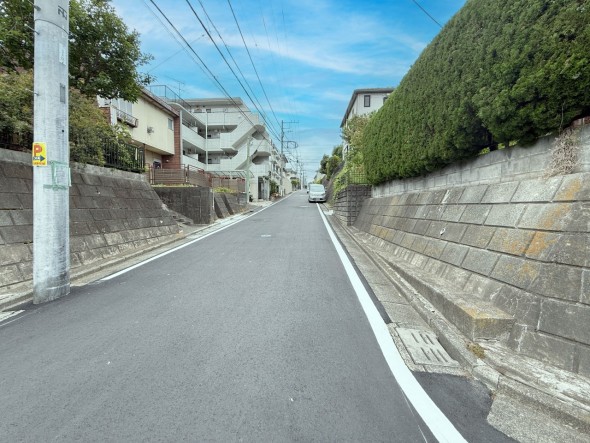 前面道路が広くお車の出し入れもスムーズ