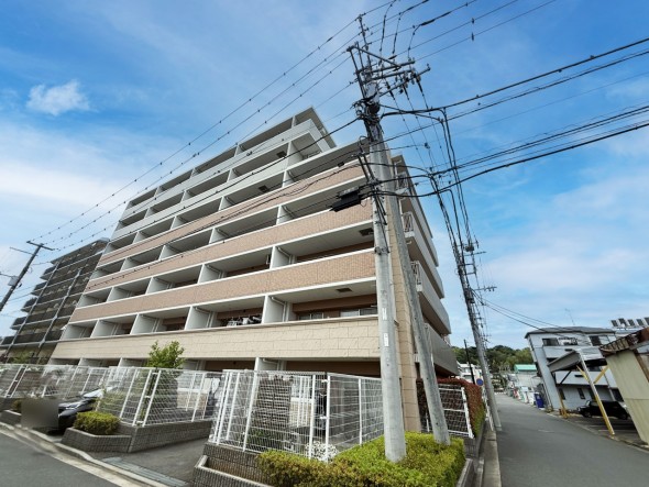 マンション外観。生活利便性に優れた立地環境。