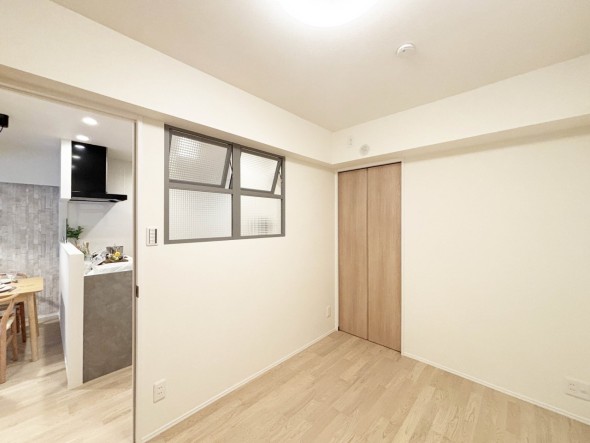 洋室4.2帖。フローリングの部屋は清潔感があり、日々のお掃除も楽で助かります。