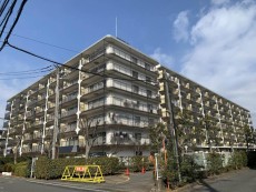 爽やかな青空の下に贅沢なほどに降り注ぐ陽光、豊かな居住性と、クオリティが見事に調和した住空間は、住まうことの喜びを感じさせてくれ