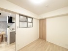 洋室4.2帖。フローリングの部屋は清潔感があり、日々のお掃除も楽で助かります。