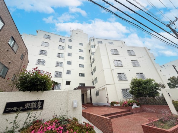 爽やかな青空の下に贅沢なほどに降り注ぐ陽光、豊かな居住性と、クオリティが見事に調和した住空間は、住まうことの喜びを感じさせてくれ