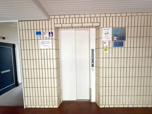 エレベーター付きのマンションです。