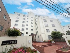 爽やかな青空の下に贅沢なほどに降り注ぐ陽光、豊かな居住性と、クオリティが見事に調和した住空間は、住まうことの喜びを感じさせてくれ