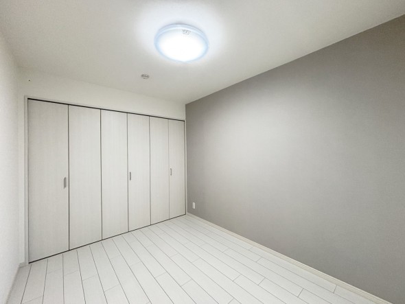 一日の疲れをいやしてくれる主寝室。時を忘れて過ごす場所として過ごせるお部屋です。