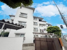爽やかな青空の下に贅沢なほどに降り注ぐ陽光、豊かな居住性と、クオリティが見事に調和した住空間は、住まうことの喜びを感じさせてくれ