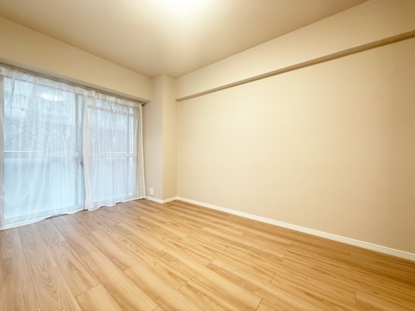 フローリングの部屋は清潔感があり、日々のお掃除も楽で助かりますね！