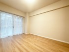 フローリングの部屋は清潔感があり、日々のお掃除も楽で助かりますね！