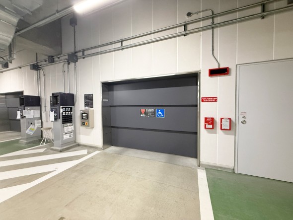 敷地内駐車場がございます。空き状況等に関しましてはお気軽にお問い合わせください。