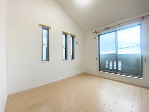 フローリングの部屋は清潔感があり、日々のお掃除も楽で助かりますね！
