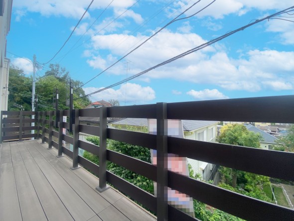 日差しの差し込むバルコニー