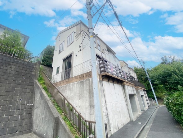 爽やかな青空の下に贅沢なほどに降り注ぐ陽光、豊かな居住性と、クオリティが見事に調和した住空間は、住まうことの喜びを感じさせてくれ