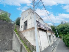 爽やかな青空の下に贅沢なほどに降り注ぐ陽光、豊かな居住性と、クオリティが見事に調和した住空間は、住まうことの喜びを感じさせてくれ