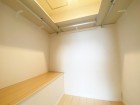 たっぷり入るウォークインクローゼットは奥行きがあるのでたくさん収納できます。