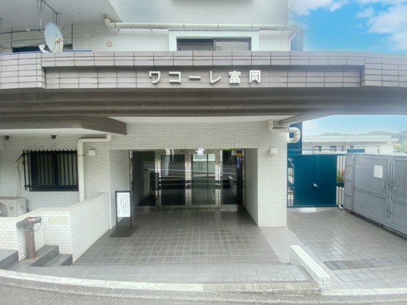 お客様をお迎えする玄関は落ち着いた雰囲気。帰り着くたびに洗練されたテイストの空間に迎えられ誇りと喜びを感じる玄関まわりです。