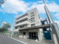 爽やかな青空の下に贅沢なほどに降り注ぐ陽光、豊かな居住性と、クオリティが見事に調和した住空間は、住まうことの喜びを感じさせてくれ