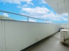 日差しの差し込むバルコニー