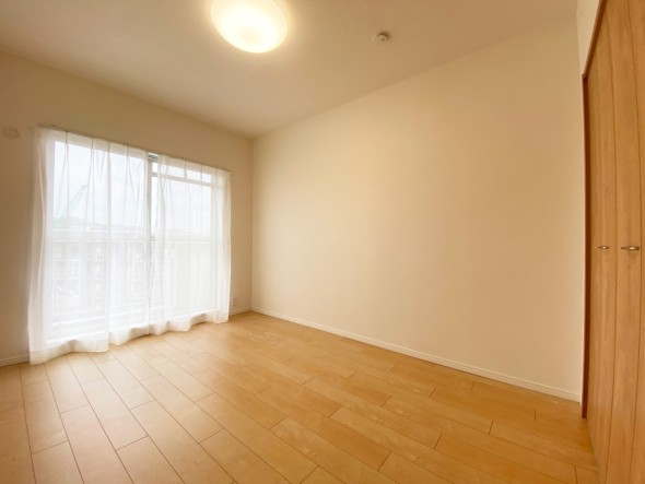 フローリングの部屋は清潔感があり、日々のお掃除も楽で助かりますね！