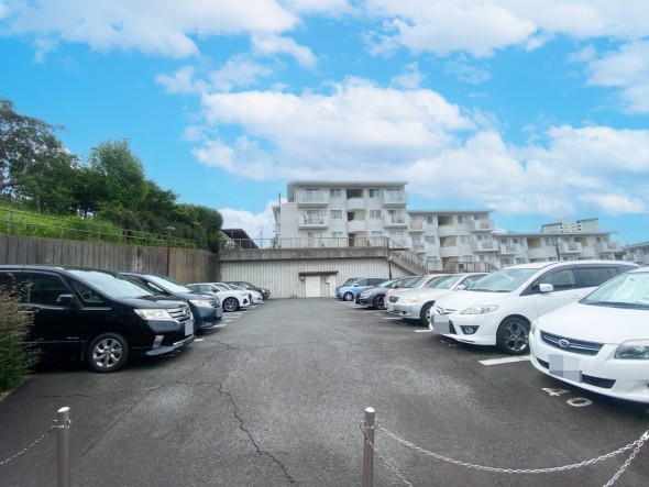 敷地内駐車場もございます。空き状況等はお気軽にお問い合わせください。
