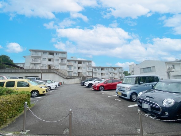 敷地内駐車場がございます。空き状況等に関しましてはお気軽にお問い合わせください。